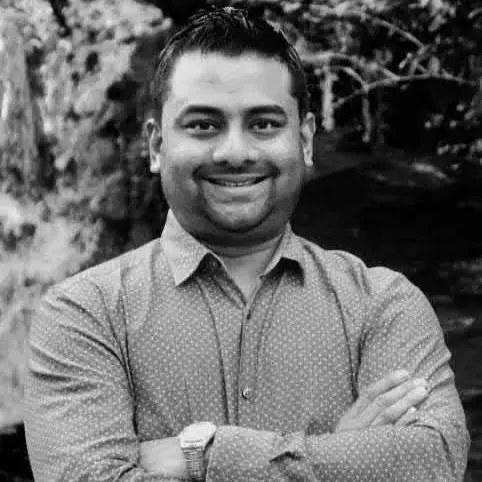 Abeed Azad – CEO of Kloth Studio Black and white portrait of Abeed Azad, CEO of Kloth Studio, with a bio detailing logistics expertise.